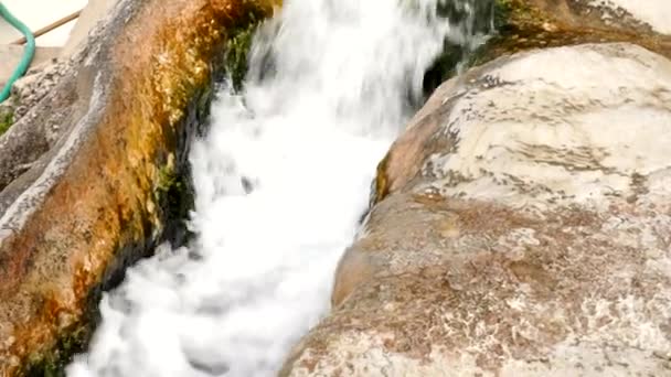 Water gushing out between rocks and flowing — Stock Video