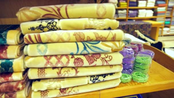 Mulher comprador olhando através de pilhas de toalhas — Vídeo de Stock