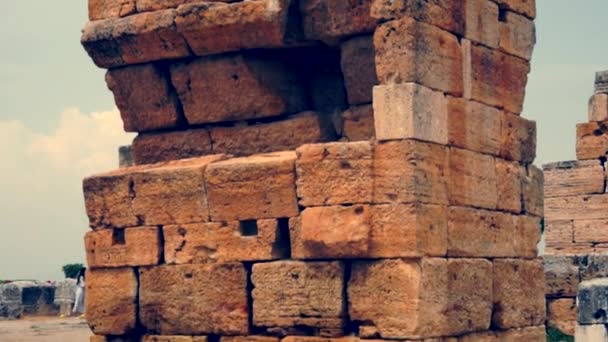 Vista inclinada de una ruina griega en Hieraplois — Vídeo de stock