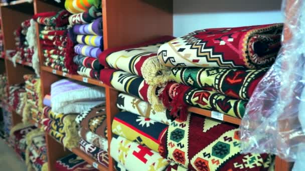 Textiles de colores brillantes en los estantes de una tienda — Vídeos de Stock