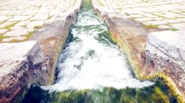 Bir taş oluk veya kanal aşağı akan tatlı su