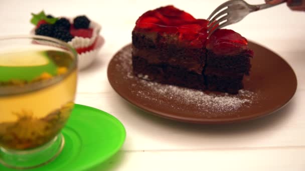 Mujer comiendo una rebanada de pastel de chocolate fresco — Vídeos de Stock