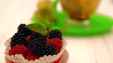 Taze pişmiş berry Tartı ile çay