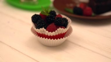 Çikolata bir dilim taze berry cupcake