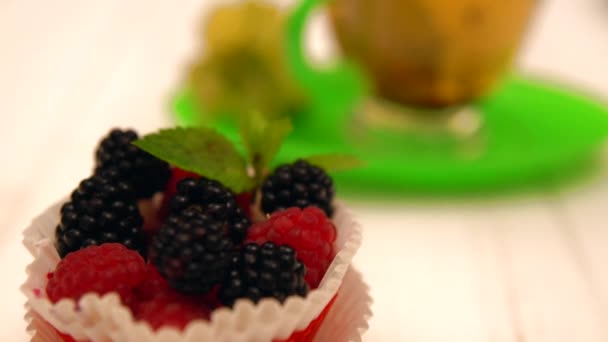 Freshly baked berry tartlet with cup of tea — Stock Video