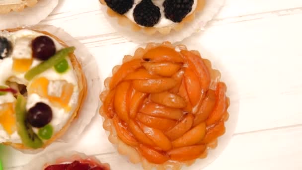 Surtido de pasteles de frutas recién horneadas — Vídeo de stock