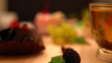 Yavaş yavaş dönen cam fincan sıcak limonlu çay