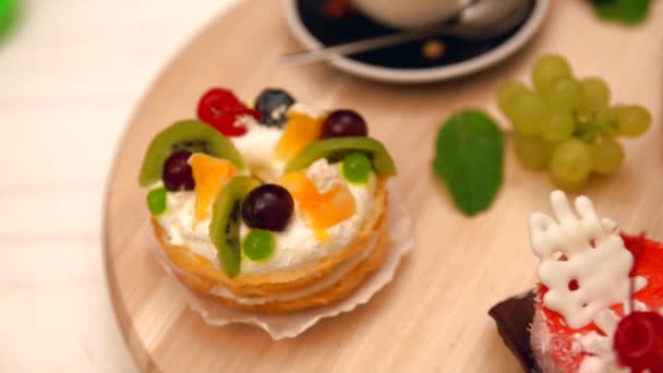Разнообразные десерты для гурманов на вращающемся дисплее — стоковое видео