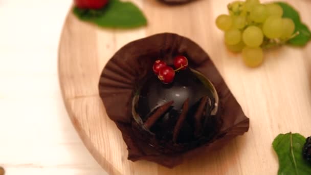 Pastel de chocolate servido con café en la mesa giratoria — Vídeos de Stock