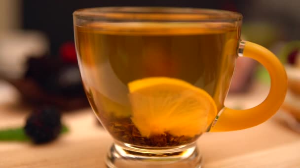Roterende weergave gekruide warme citroen thee — Stockvideo