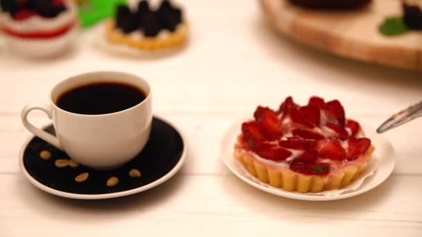 Servering av espressokaffe med jordgubbs tårta — Stockvideo