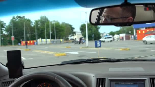 Person Die Viel Herumfährt Einen Parkplatz Finden Person Die Eine — Stockvideo