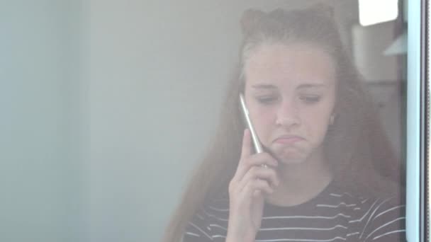 Menina tendo uma discussão séria em um celular — Vídeo de Stock