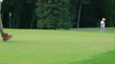 Adam karısını bir parkta çim üzerinde katılma