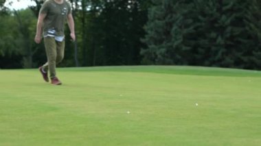 Geçiş bir çim adam karısının yanında aşağı flop