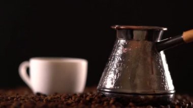 Bir fincan, kahve çekirdekleri ve pot görünümünü döndürme