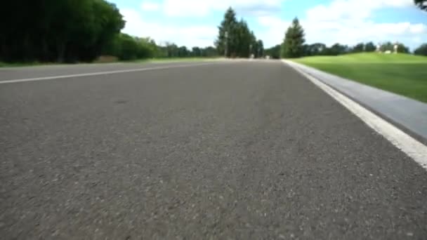 Cerca de los zapatos de la persona que camina a lo largo de la carretera — Vídeos de Stock