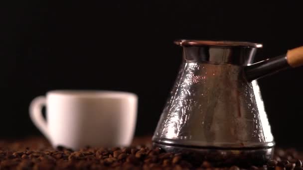 Vista rotativa de uma xícara, grãos de café e panela — Vídeo de Stock
