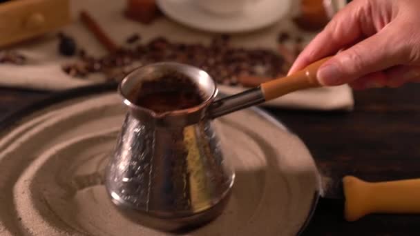 砂の皿の上のコーヒー ポットを旋回人 — ストック動画