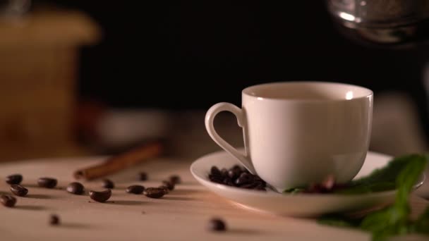 Человек, наливающий свежеприготовленный кофе из кастрюли — стоковое видео