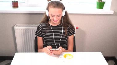 Gülümseyen genç Genç kız müzik