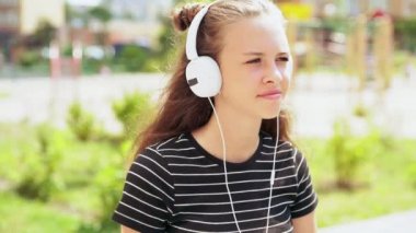 Müzik genç bir gencin ağır çekim