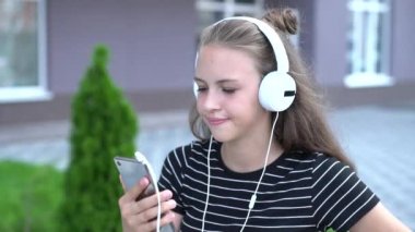 Gülümseyen ve telefon ekranında sallayarak genç