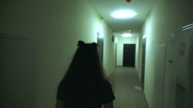 Stereo kulaklık giyen genç kadın