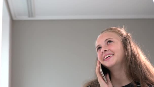 Счастливая молодая женщина в чате на мобильном — стоковое видео