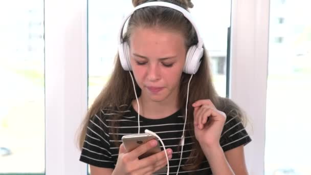 Jonge tienermeisje naar haar muziek meezingen — Stockvideo