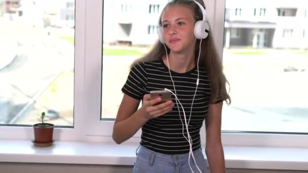 Tonårig flicka Lyssna på musik på sin mobil — Stockvideo