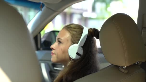 Young girl listening to music in a car — Stock Video