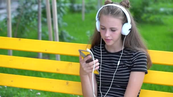 Meisje praten tijdens het kijken naar slimme telefoon — Stockvideo