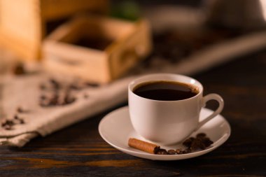 Sıcak baharatlı espresso kahve kahve çekirdekleri ve rustik bir mutfak daire içinde tarçın sopa ile