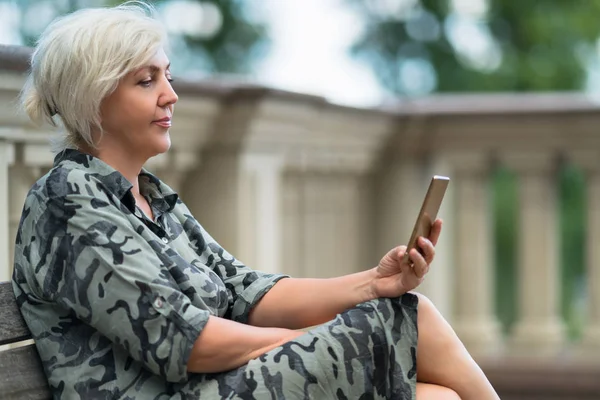 Attractive Woman Sitting Outdoor Bench Reading Her Mobile Phone Quiet — Stock Photo, Image