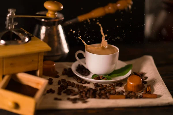 Small White Mug Filled Brown Splashing Liquid Top Square Cloth — Stock Photo, Image