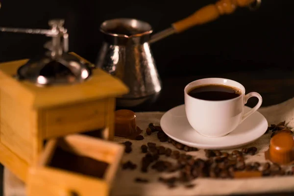 Pequena Xícara Chá Cheia Bebida Colorida Preta Lado Moedor Café — Fotografia de Stock