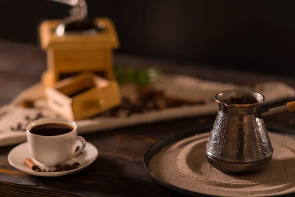 Φρεσκοκομμένο Καφέ Ζεστό Εσπρέσο Στο Πλευρό Ενός Χαραγμένο Ασημένια Μπρίκι — Φωτογραφία Αρχείου
