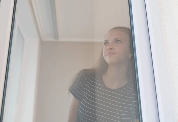 Mujer Joven Pie Profundamente Pensamiento Mirando Por Una Ventana Una — Foto de Stock