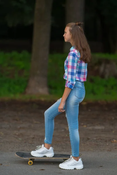 Mulher Jovem Elegante Esbelta Jeans Uma Estrada Rural Com Skate — Fotografia de Stock