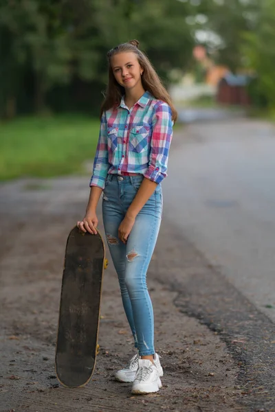 Glimlachend Trendy Jonge Tiener Vrouw Stond Aan Kant Van Weg — Stockfoto