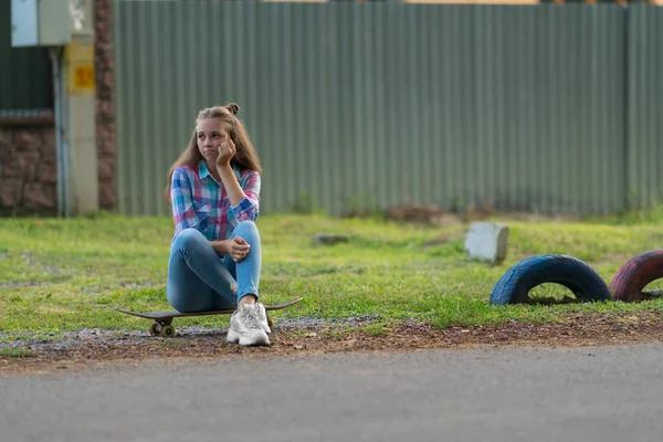 Embarque Jovem Mulher Sentada Esperando Por Alguém Seu Skate Grama — Fotografia de Stock