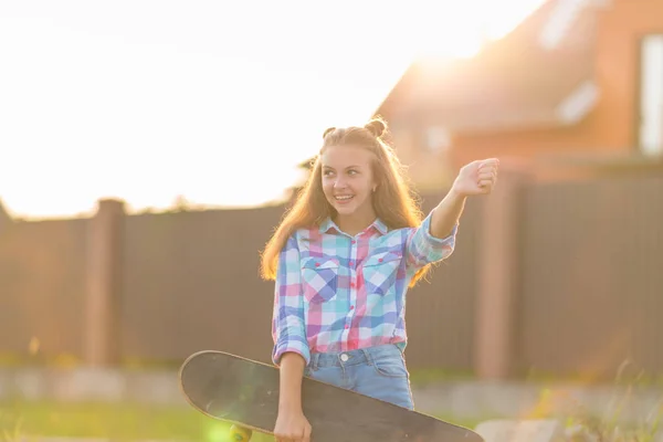 Carino Felice Giovane Donna Con Uno Skateboard Sotto Braccio Piedi — Foto Stock