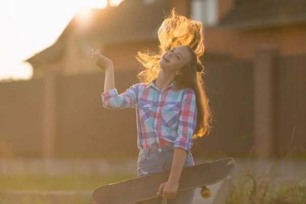 Feliz Rindo Jovem Mulher Jogando Seu Cabelo Para Trás Iluminado — Fotografia de Stock
