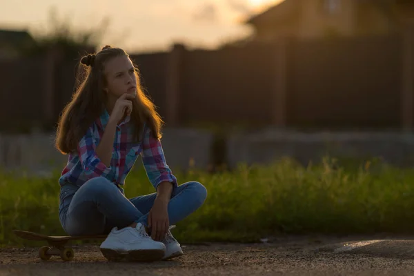 Eine Traurige Junge Frau Sitzt Der Dunkelheit Auf Ihrem Skateboard — Stockfoto