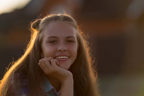 Bella Ragazza Adolescente Con Sorriso Premuroso Poggiando Mento Sulla Mano — Foto Stock