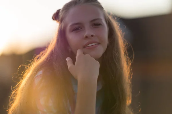 Attraktiv Ung Kvinna Utomhus Vid Solnedgången Sammanträde Med Hennes Hand — Stockfoto