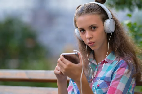 Mujer Joven Moviendo Los Labios Mientras Escucha Música Teléfono Móvil —  Fotos de Stock