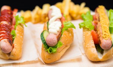 Üç farklı sosları ile tepesinde frankfurter sosis ile sosisli muhtelif yani mayonez, Domates ketçap ve hardal