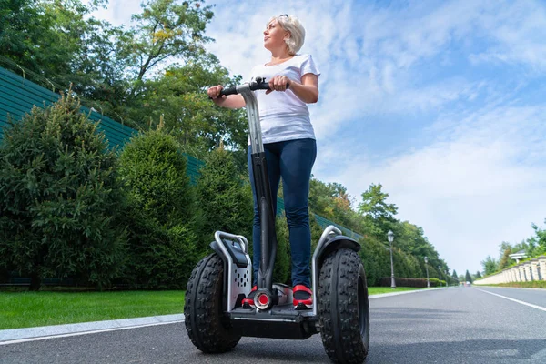 Vista Ángulo Bajo Mujer Mayor Utilizando Transportador Auto Equilibrio Personal —  Fotos de Stock